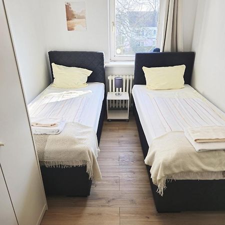 Zentrale 3-Zimmer Wohnung Mit Balkon - Perfekt Fuer Monteure Und Familien Neumünster Eksteriør billede