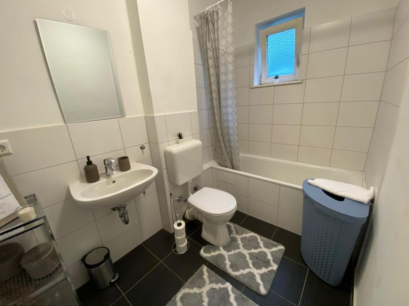 Zentrale 3-Zimmer Wohnung Mit Balkon - Perfekt Fuer Monteure Und Familien Neumünster Eksteriør billede